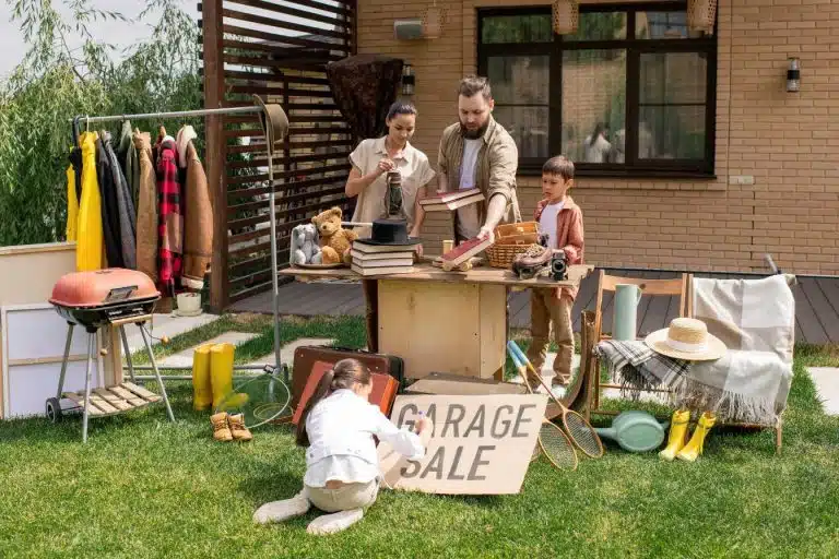 Une famille prépare un vide grenier 1