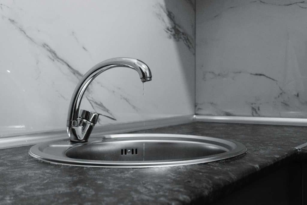 eau jaunatre au robinet causes dangers et solutions immediates 1