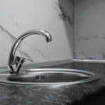 eau jaunatre au robinet causes dangers et solutions immediates 1