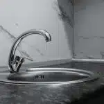 eau jaunatre au robinet causes dangers et solutions immediates 1