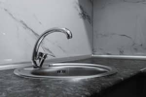 eau jaunatre au robinet causes dangers et solutions immediates 1