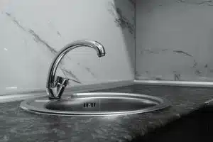 eau jaunatre au robinet causes dangers et solutions immediates 1