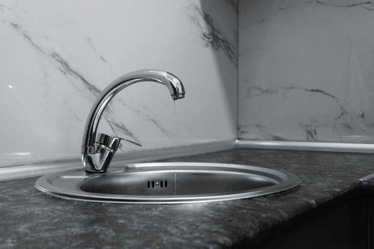 eau jaunatre au robinet causes dangers et solutions immediates 1