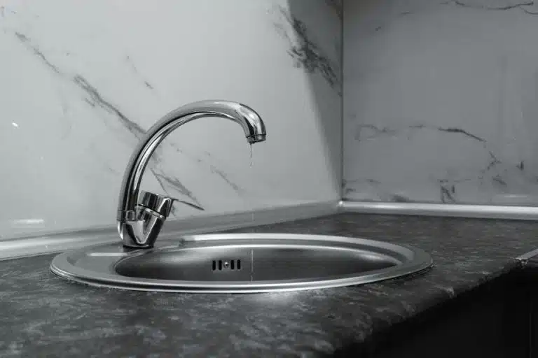 eau jaunatre au robinet causes dangers et solutions immediates 1