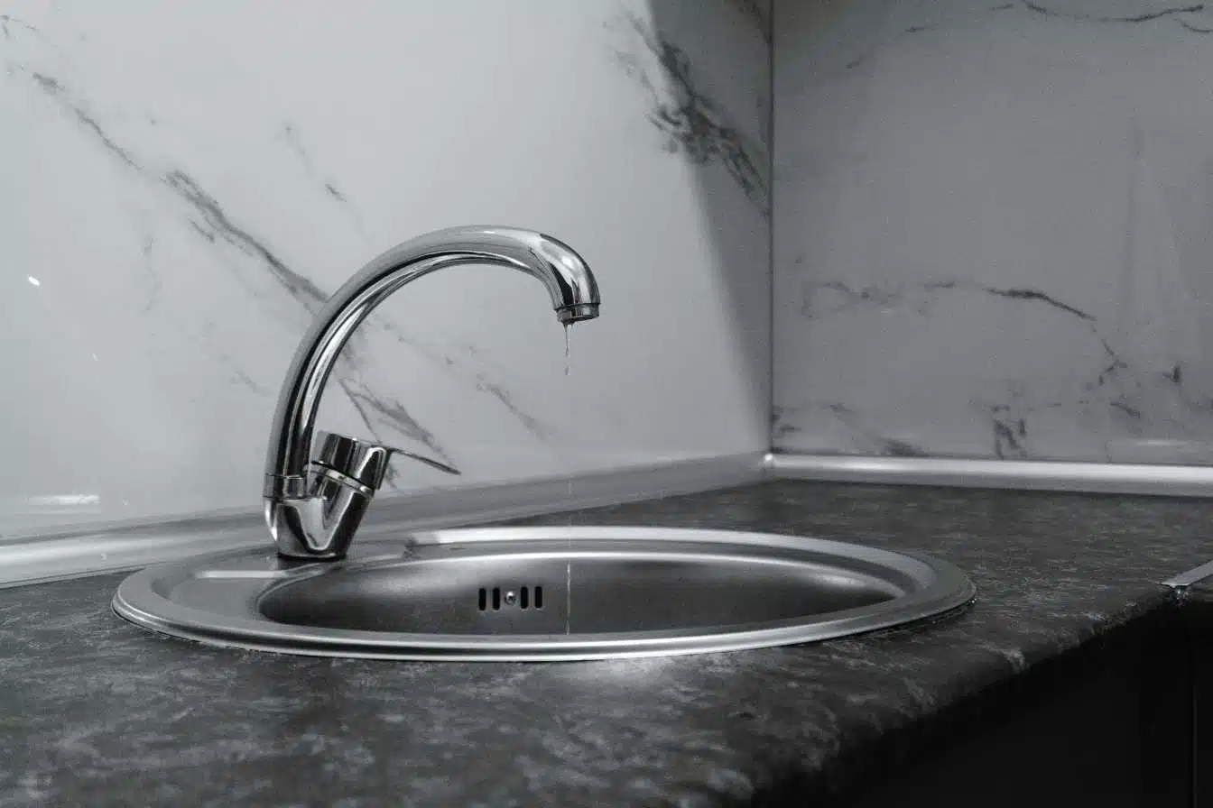 eau jaunatre au robinet causes dangers et solutions immediates 1