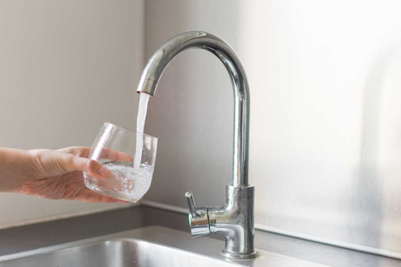 eau-jaunatre-au-robinet-causes-dangers-et-solutions-immediates-3