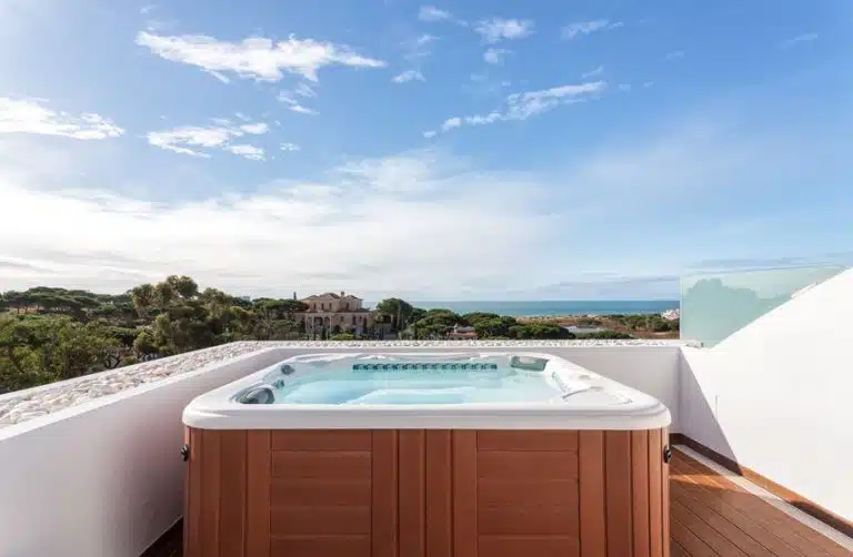 jacuzzi exterieur.jpeg